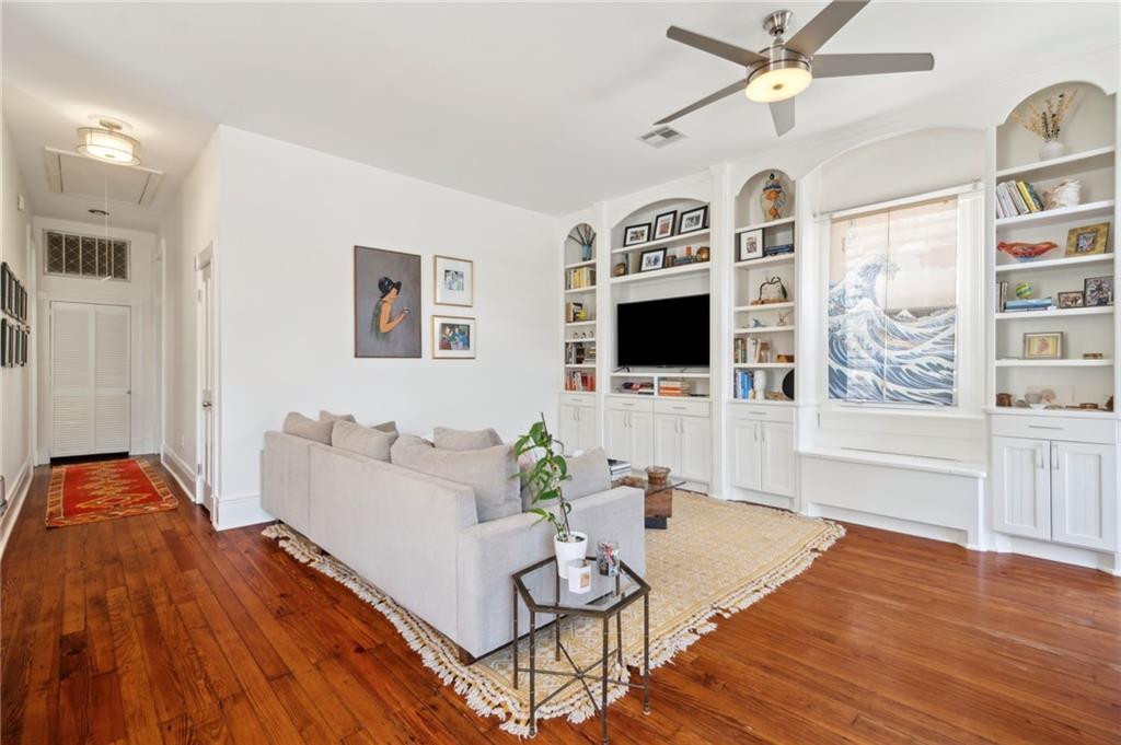 Property Photo: 943 N Rendon Street LA 70119