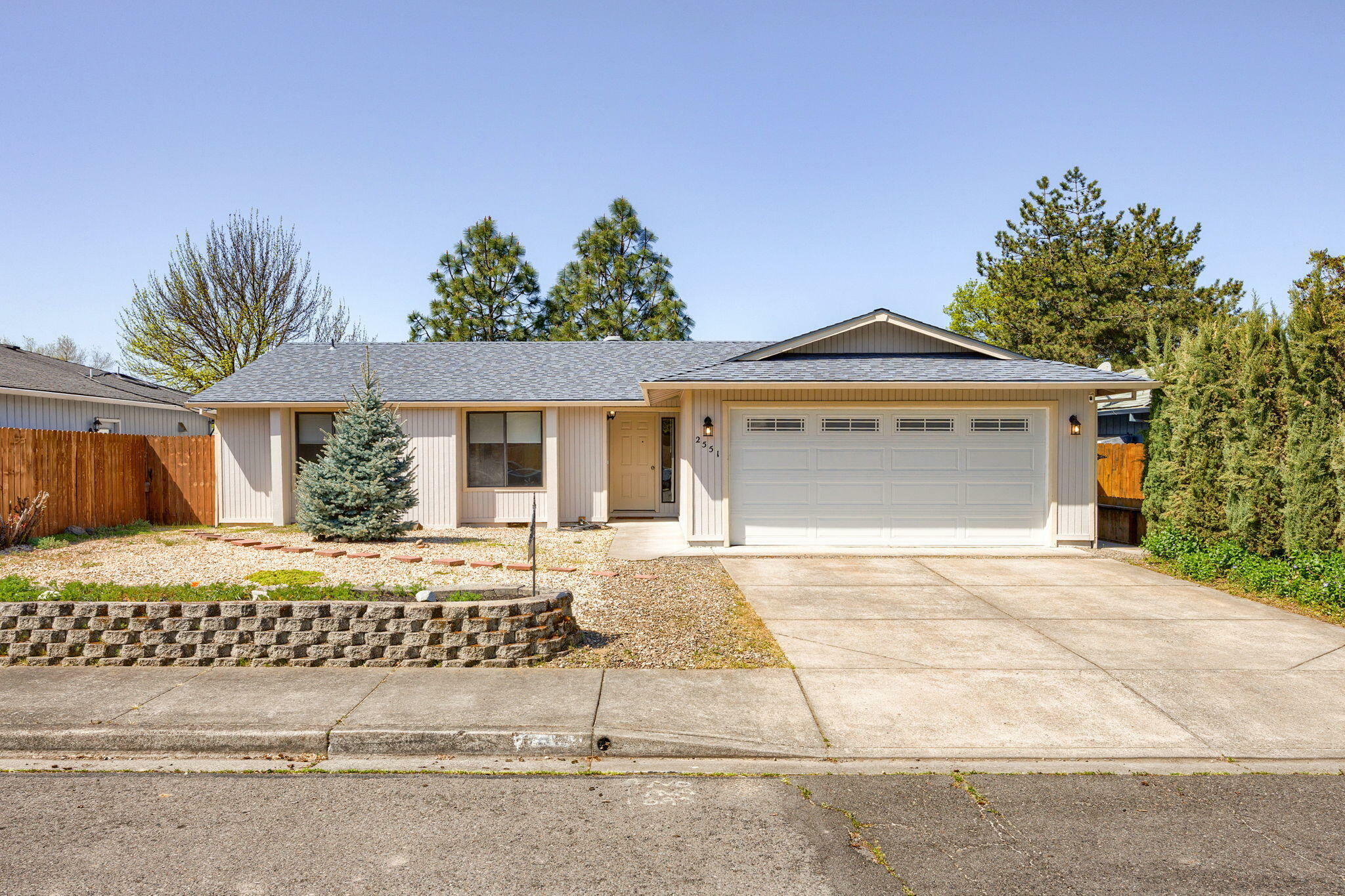 Property Photo: 2551 Paloma Avenue OR 97504