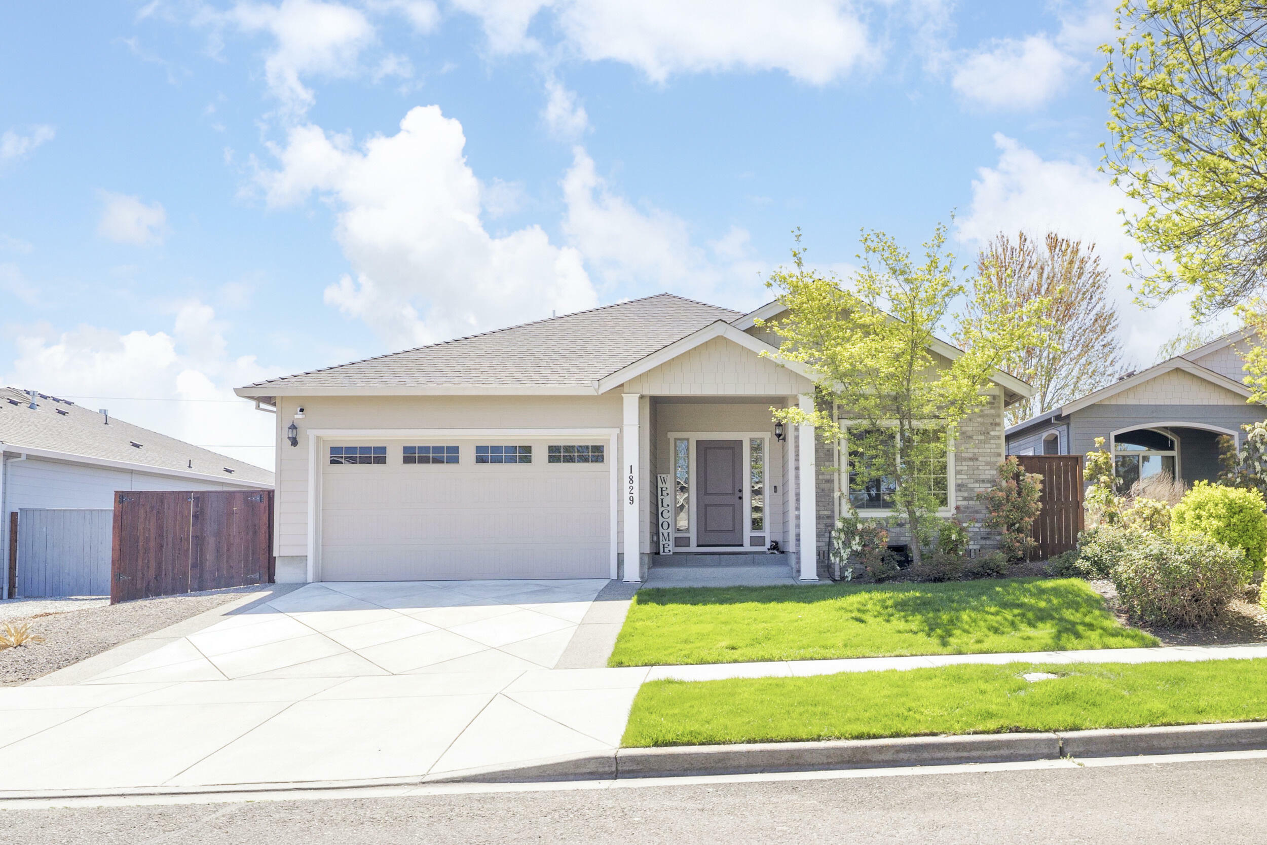 Property Photo:  1829 Windward Drive  OR 97501 