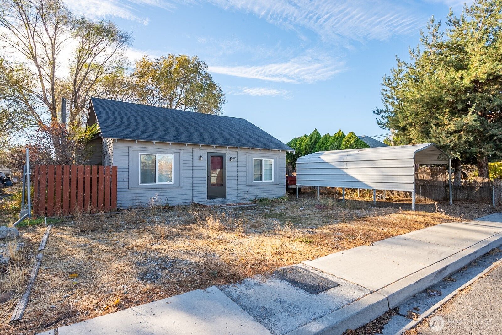 Property Photo:  313 SE 1st Avenue  WA 98851 