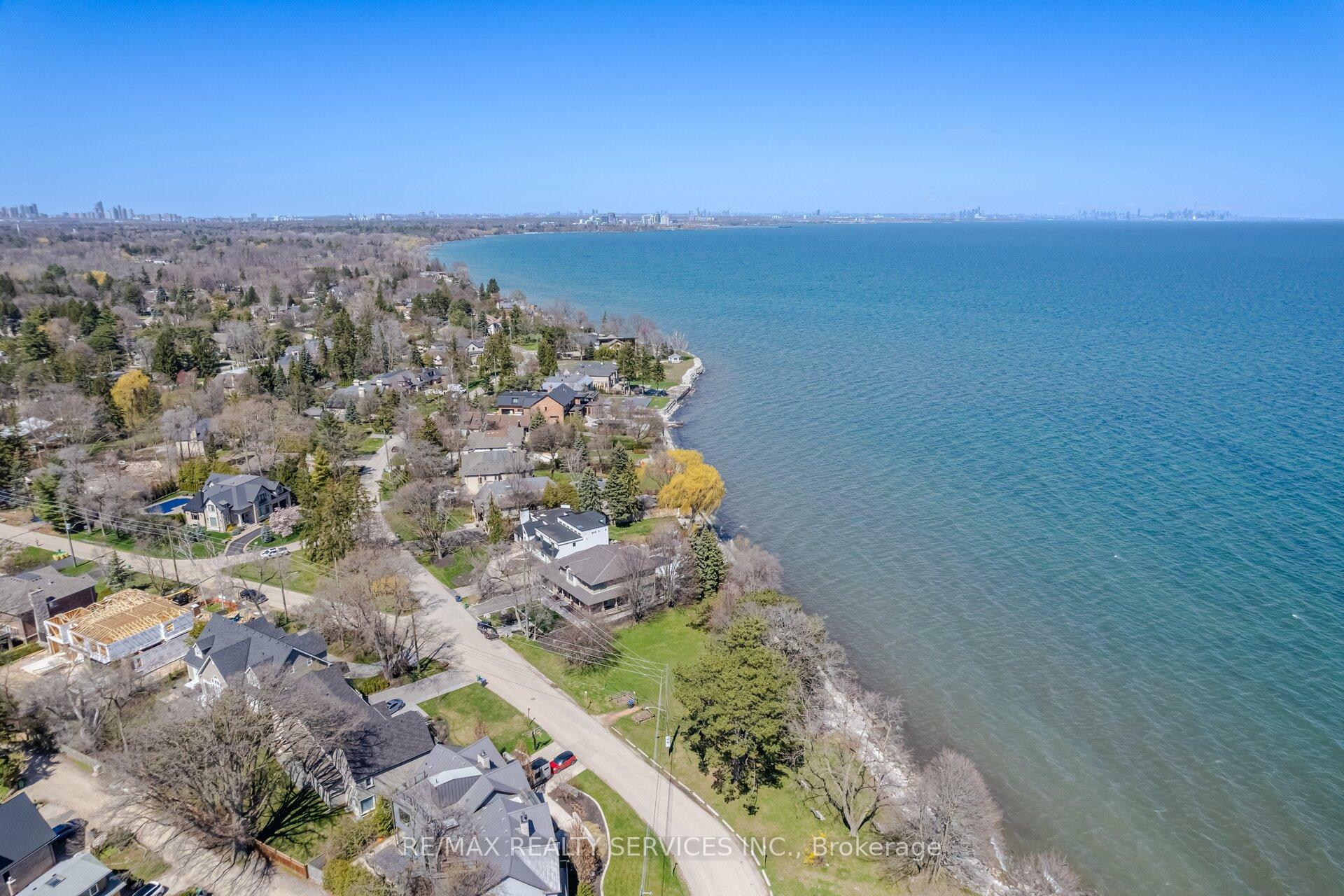 Property Photo: 1607 Watersedge Road ON L5J 1A6
