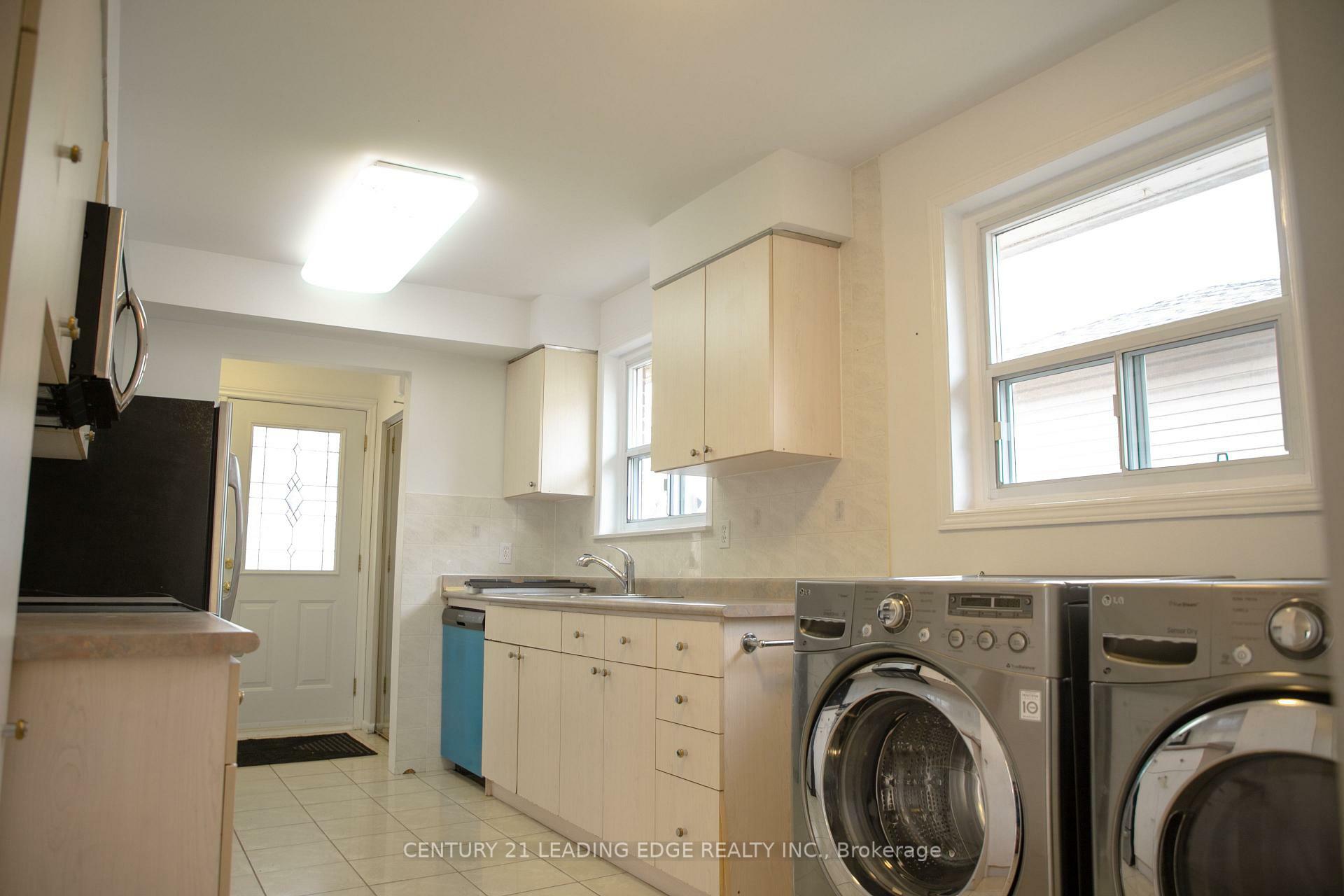 Photo de la propriété: 23 Lesgay Crescent ON M2J 2H9