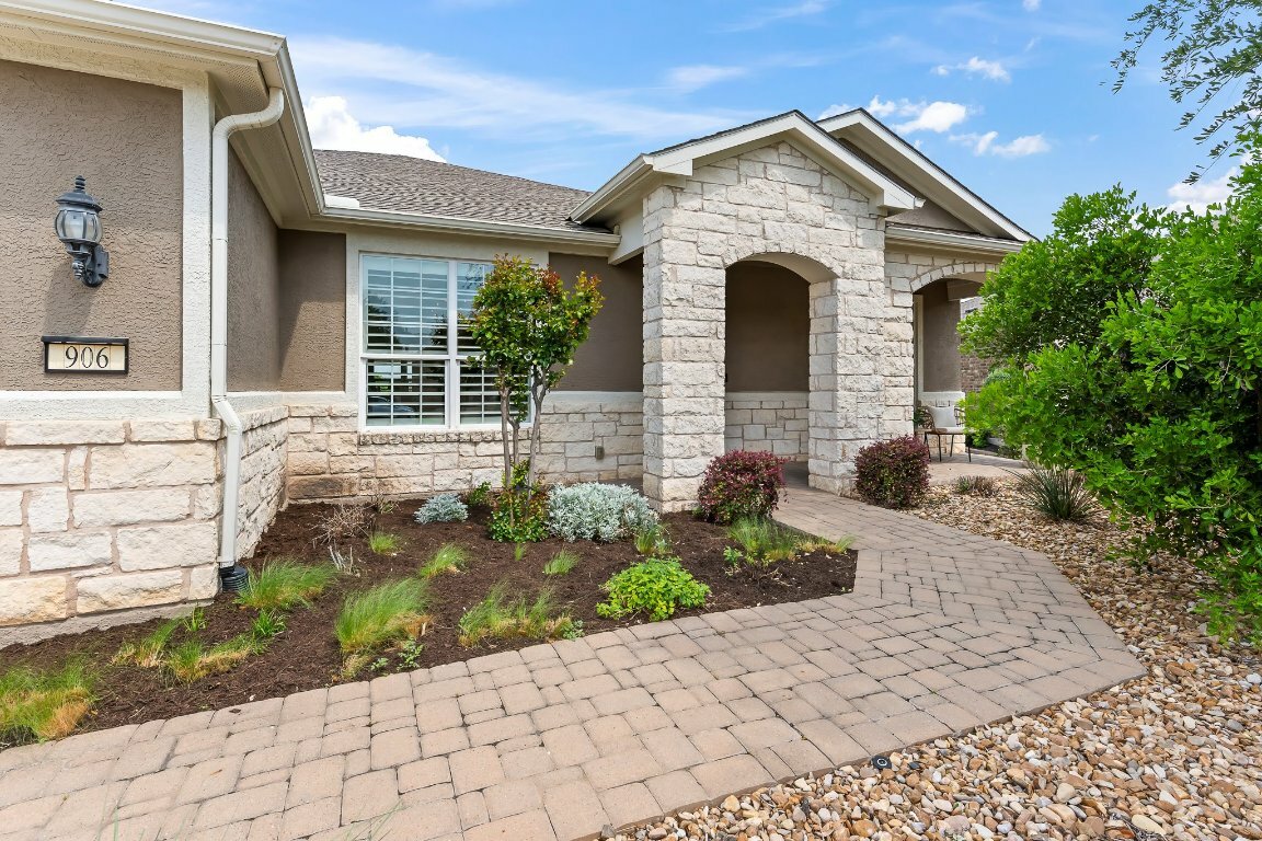 Property Photo: 906 Glass Mountain Cove TX 78633