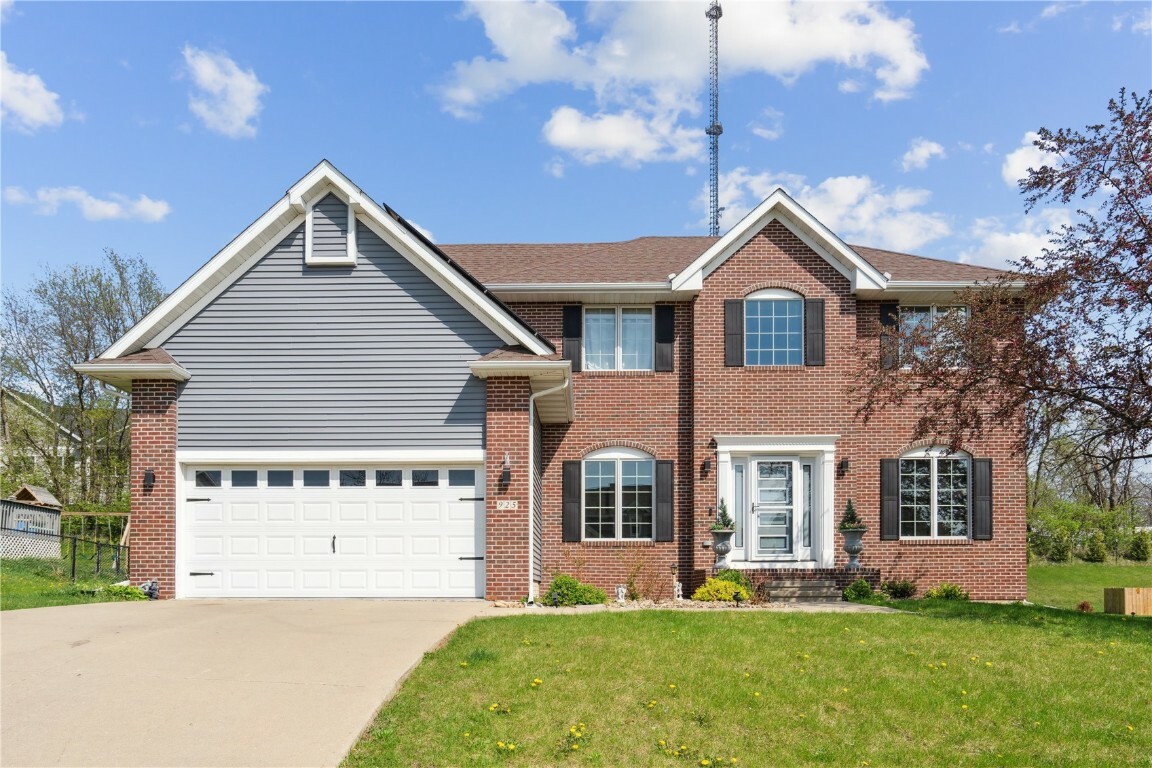 925 Rolling Creek Dr NE  Cedar Rapids IA 52402 photo