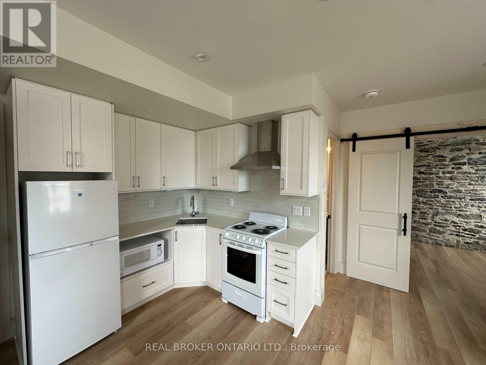 Property Photo: 5 Clothier Street West 102 ON K0G 1J0
