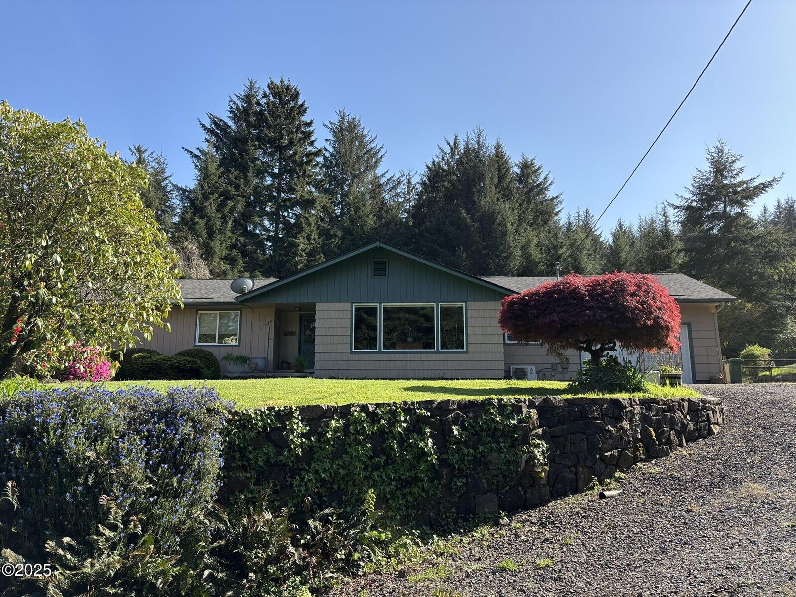 Property Photo: 233 E Lakeside Drive OR 97394