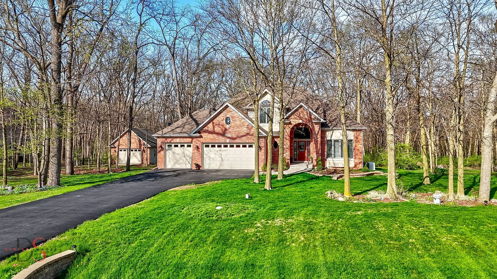 Property Photo: 8940 N Stonewall Drive IL 60541