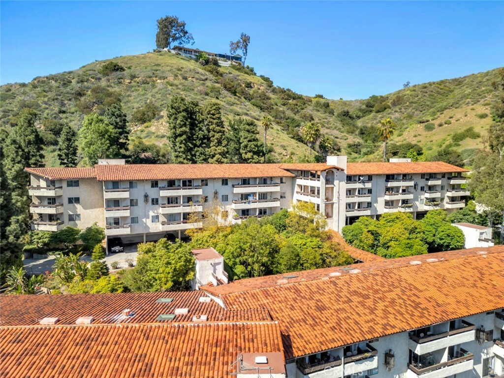 Property Photo: 2700 Cahuenga Boulevard E 3209 CA 90068