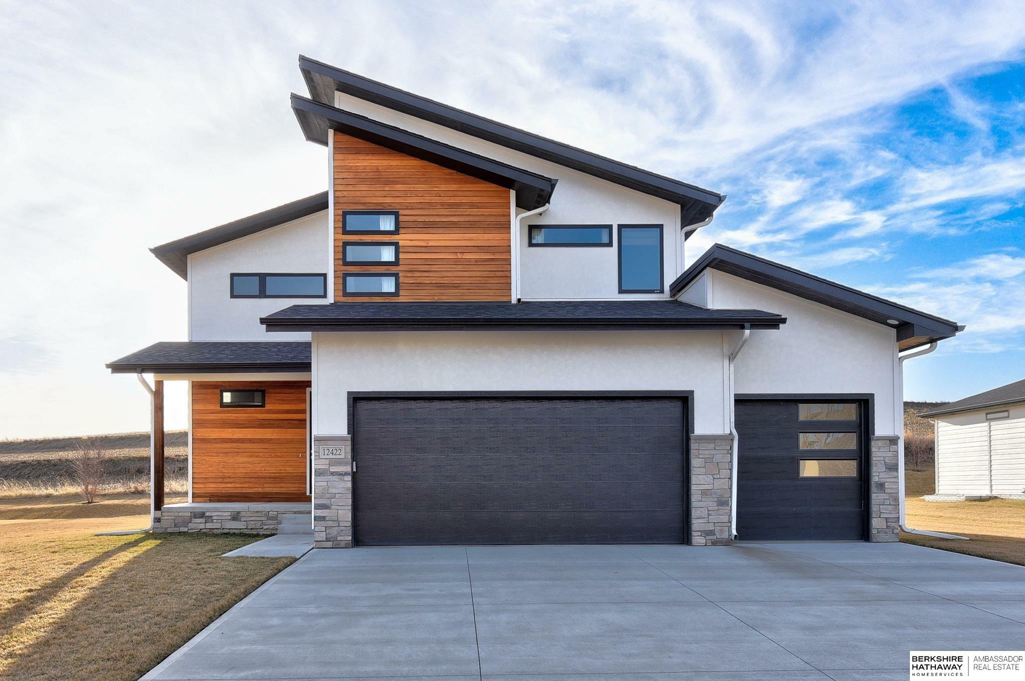 Property Photo: 12422 N 161st Avenue NE 68007