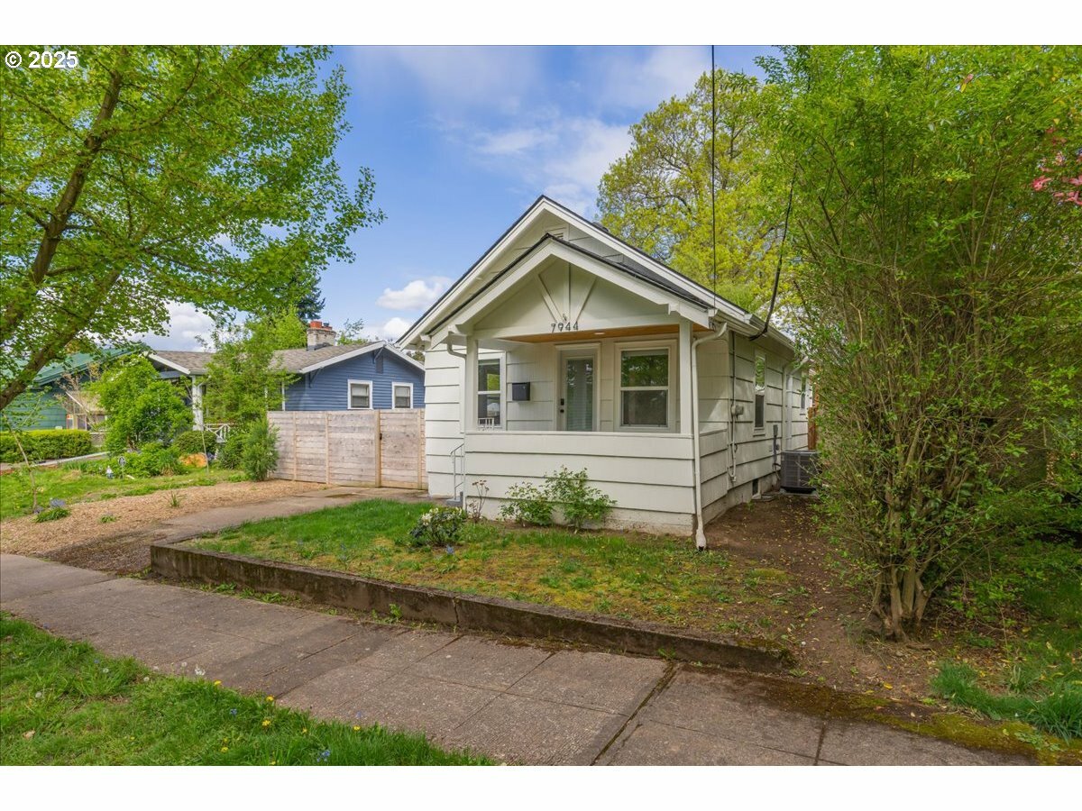 Property Photo: 7944 N Dana Ave OR 97203