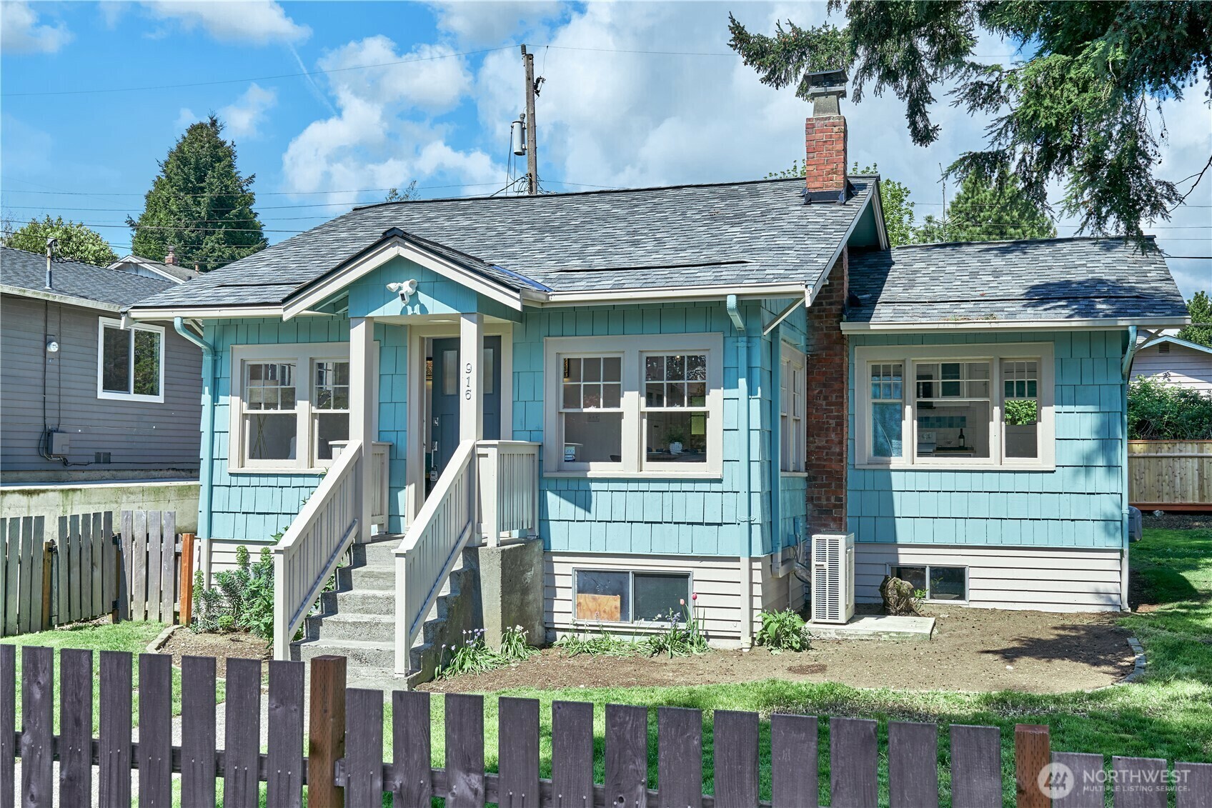 Property Photo: 916 N 101st Street WA 98133
