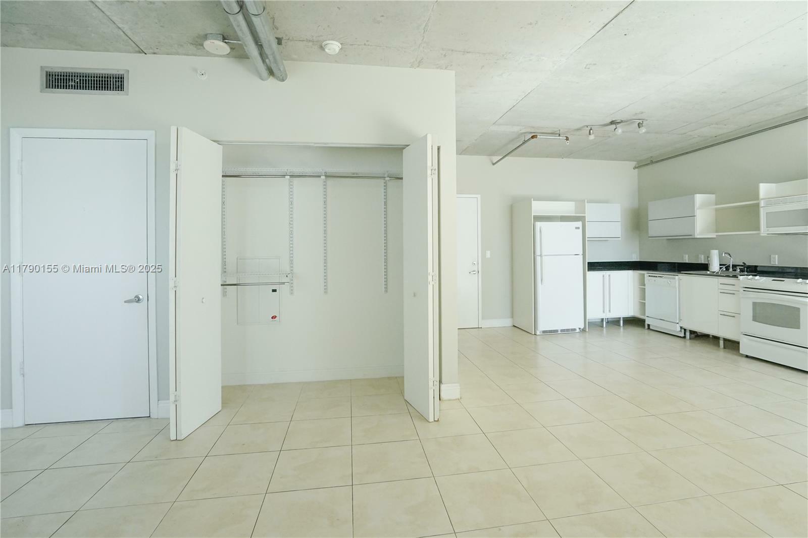 Property Photo: 690 SW 1st Ct 2032 FL 33130