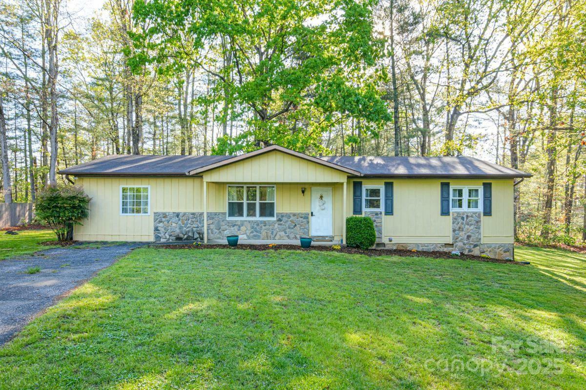 16 Stoney Nob Drive  Hendersonville NC 28792 photo