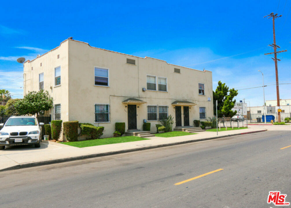 Property Photo: 300 E 55th St CA 90011