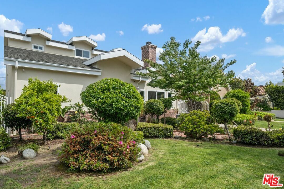 326 N Beachwood Dr  Los Angeles CA 90004 photo