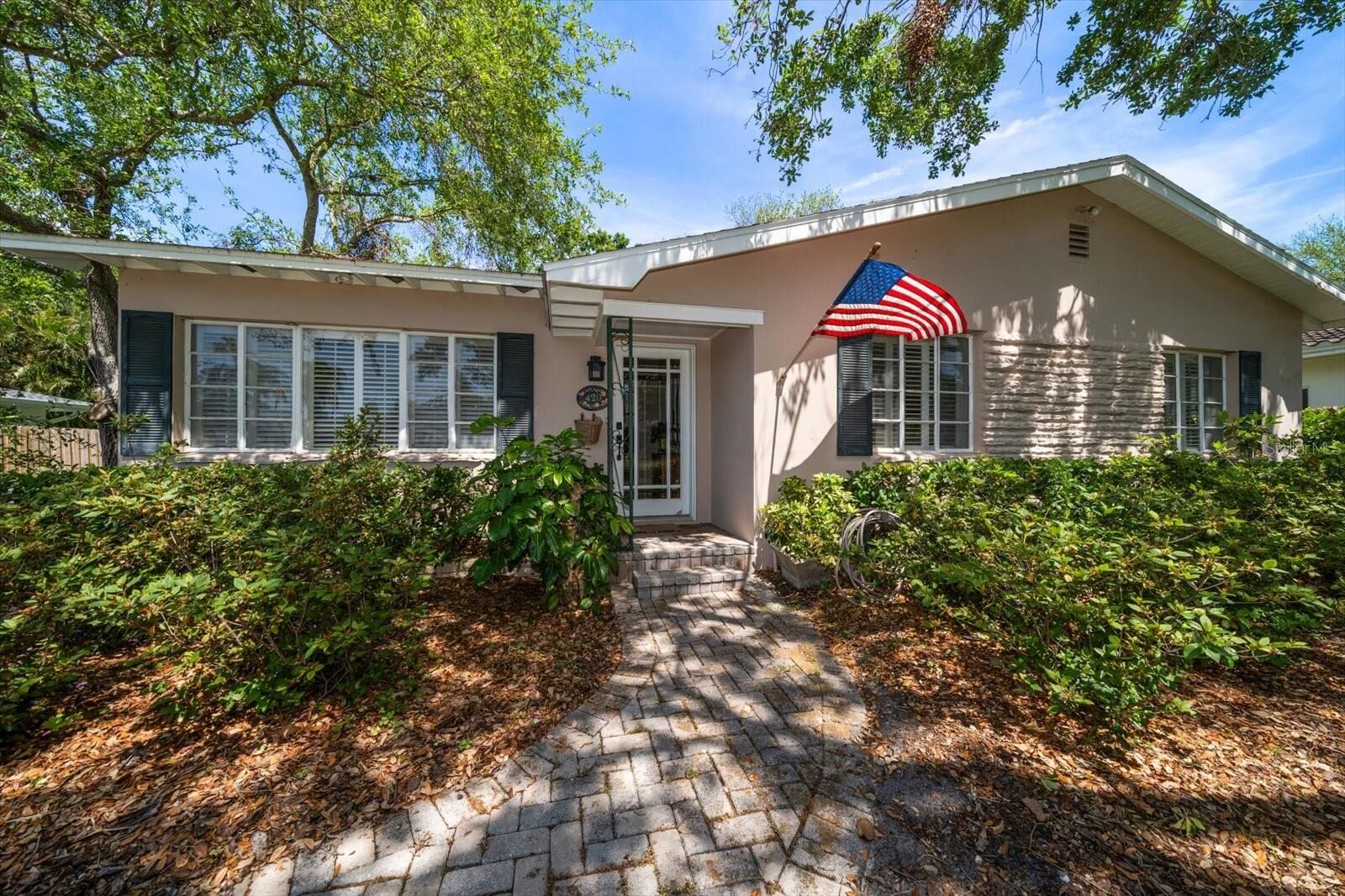Property Photo: 420 Poinsettia Road FL 33756