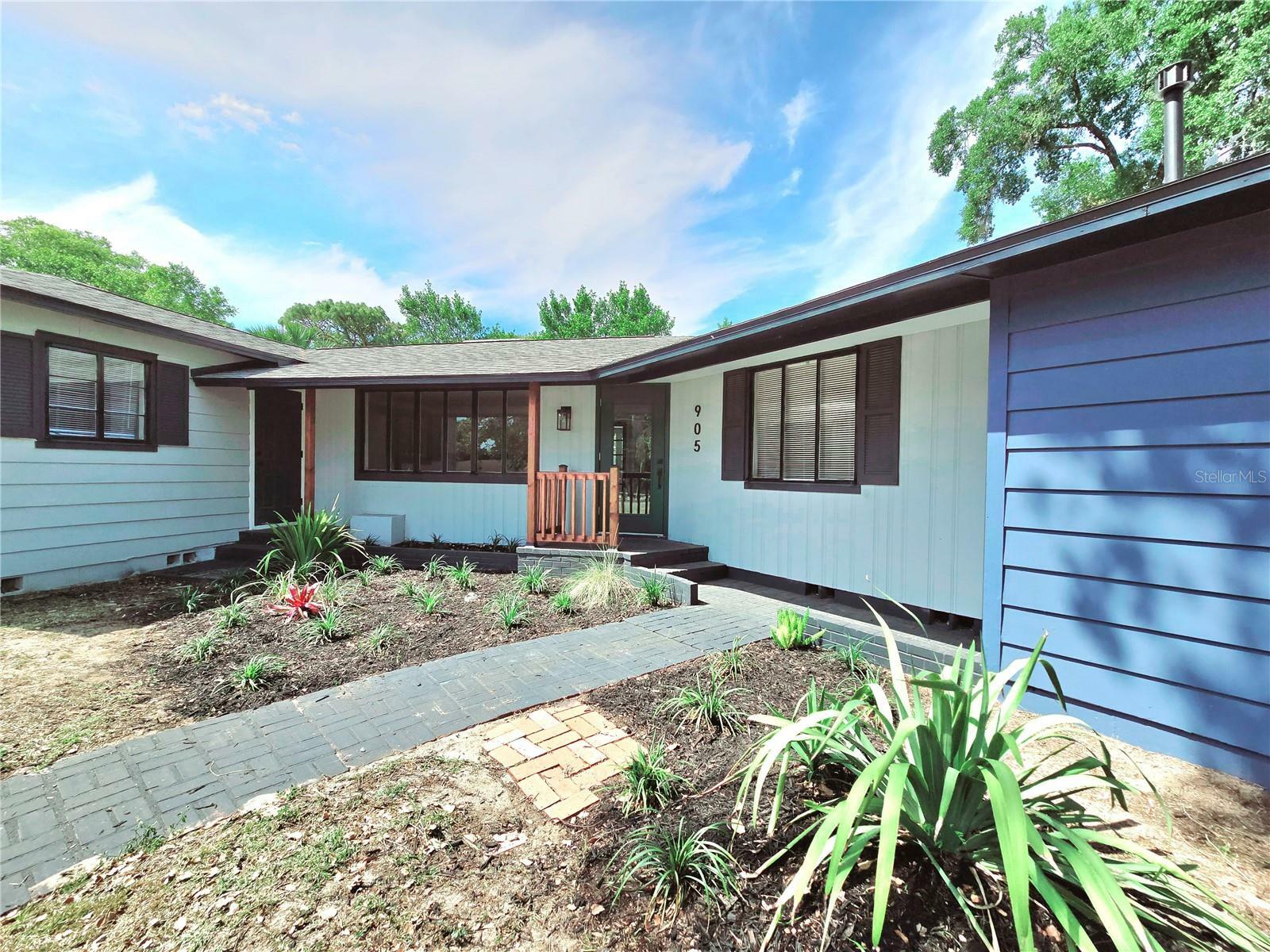Property Photo: 905 W 11th Avenue FL 32757