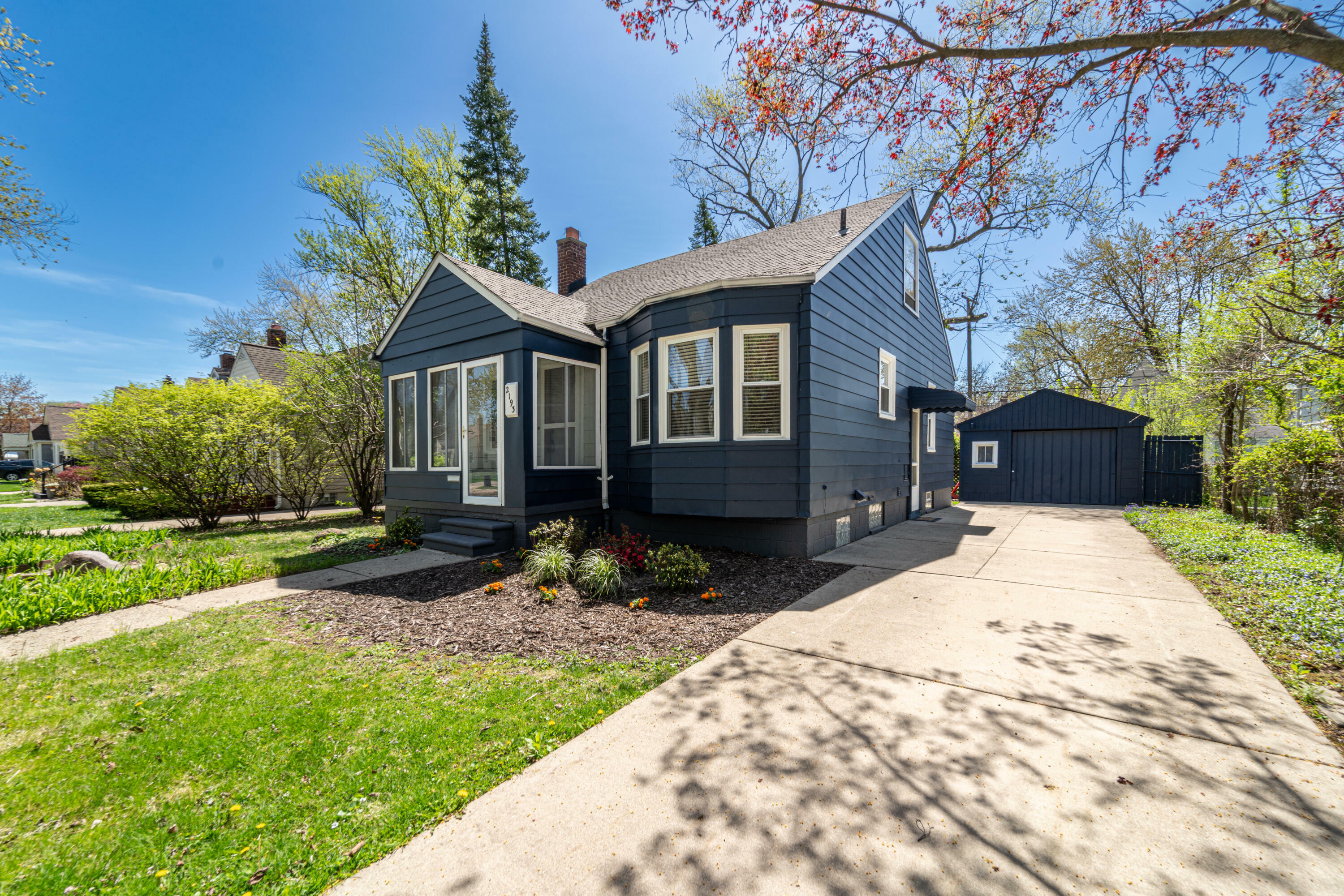 2193 Cambridge Rd  Berkley MI 48072 photo