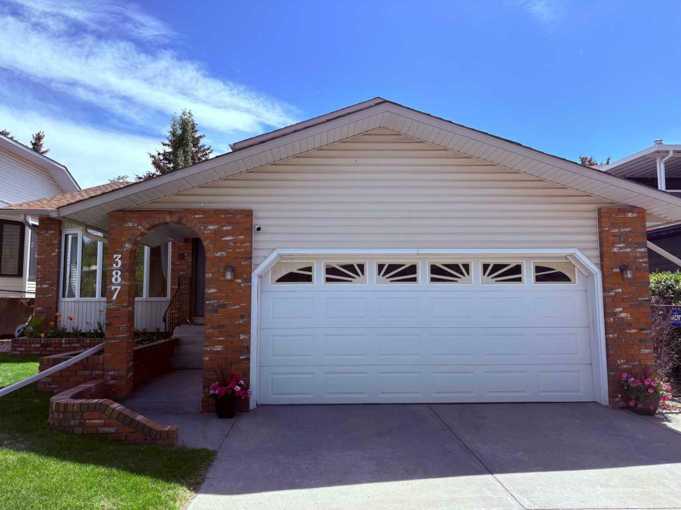 Property Photo:  387 Silvergrove Drive NW  AB T3B 4T2 