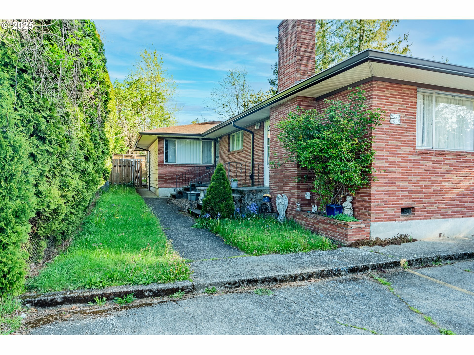 Property Photo: 9023 SE Ankeny St OR 97216