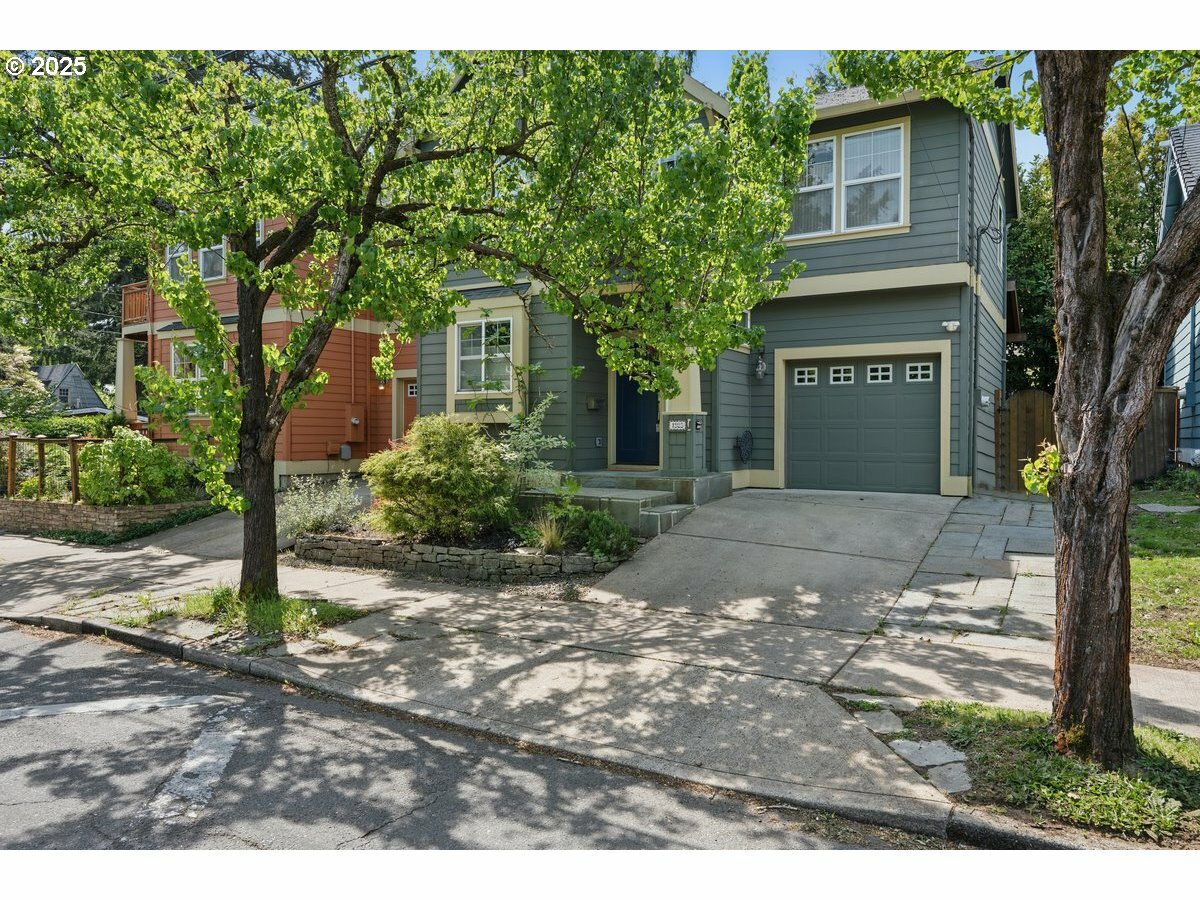 Property Photo:  1925 SE 76th Ave  OR 97215 