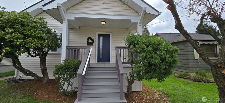 Property Photo:  536  Morris Avenue S  WA 98057 
