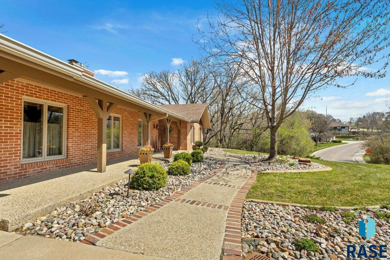 Property Photo:  1004 E Tomar Rd  SD 57105 