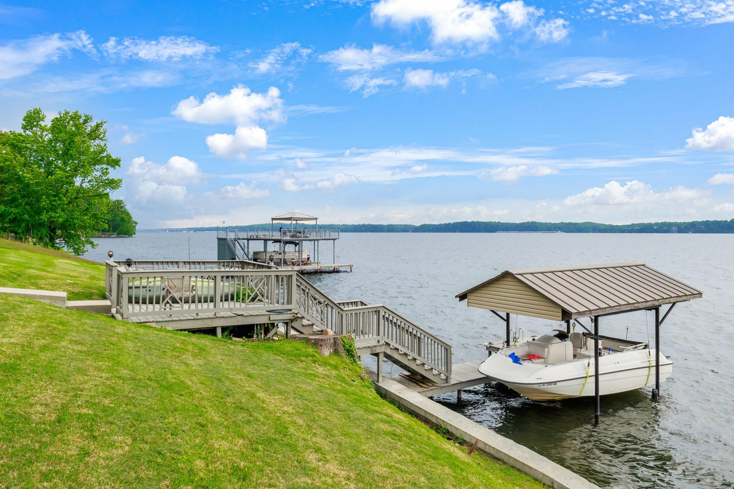 Property Photo: 85 Lake View Dr AL 35661 - MUSCLE S