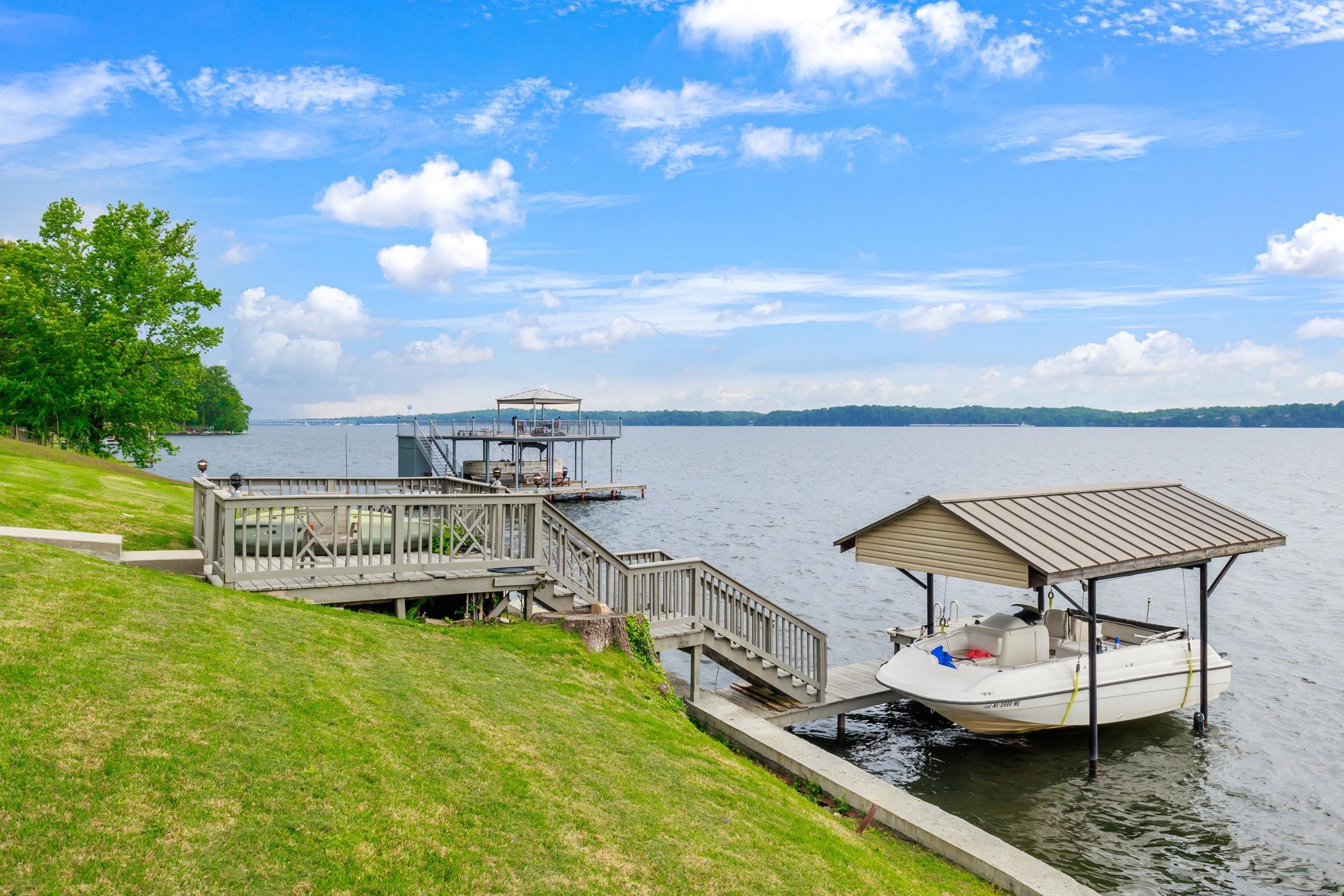 Property Photo:  85 Lake View Dr  AL 35661 - MUSCLE S 