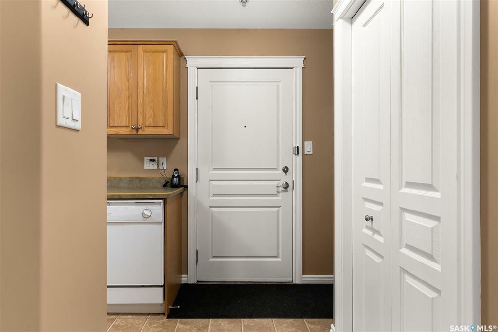 Property Photo: 3946 Robinson Street 202 SK S4S 3C8