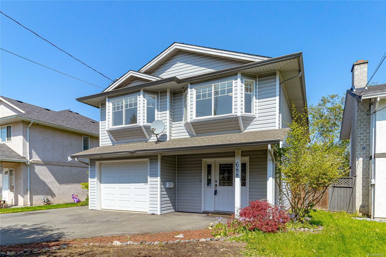 Property Photo: 688 Goldie Ave BC V9B 6H3
