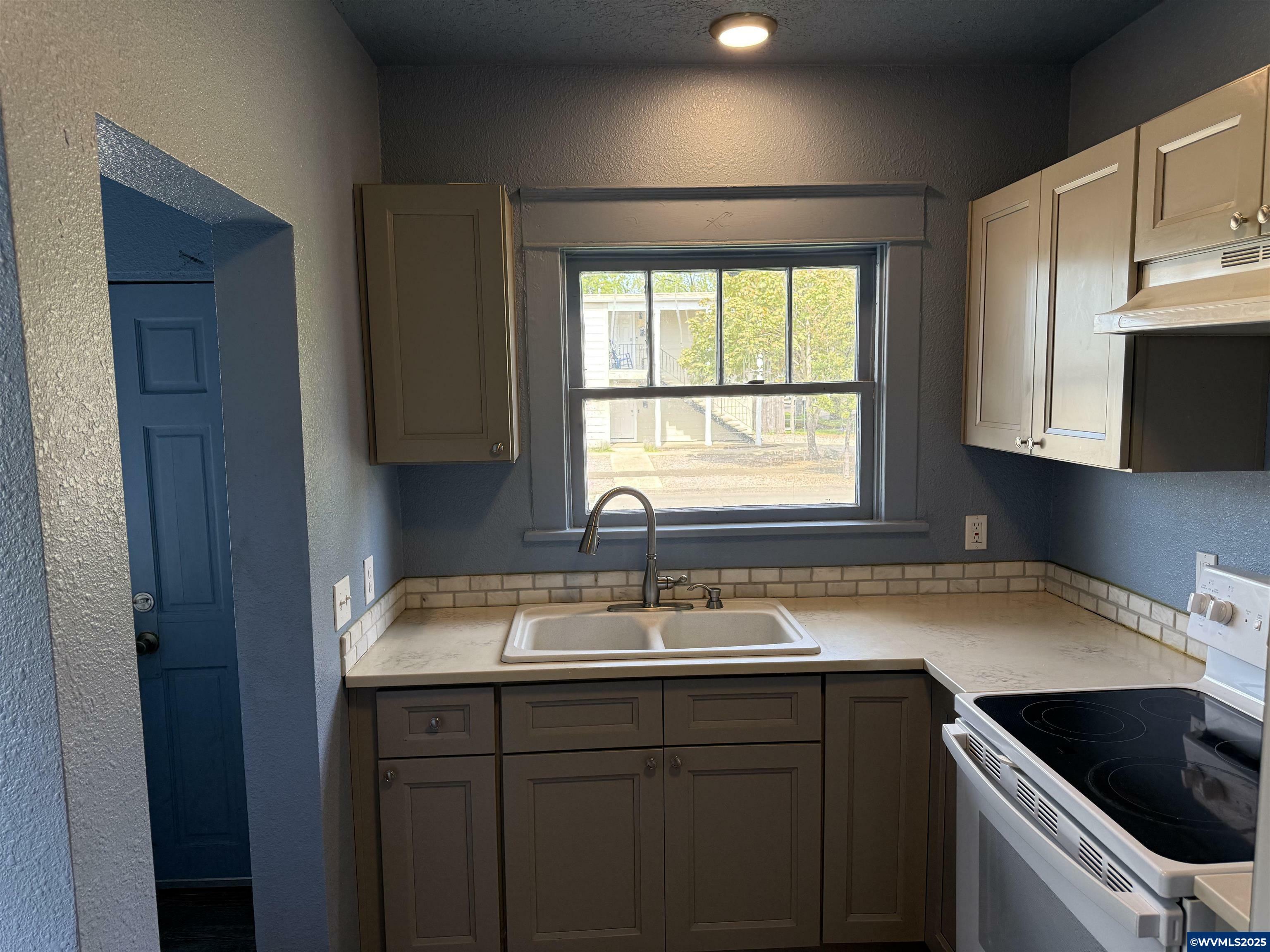 Property Photo: 505 18th St SE OR 97301