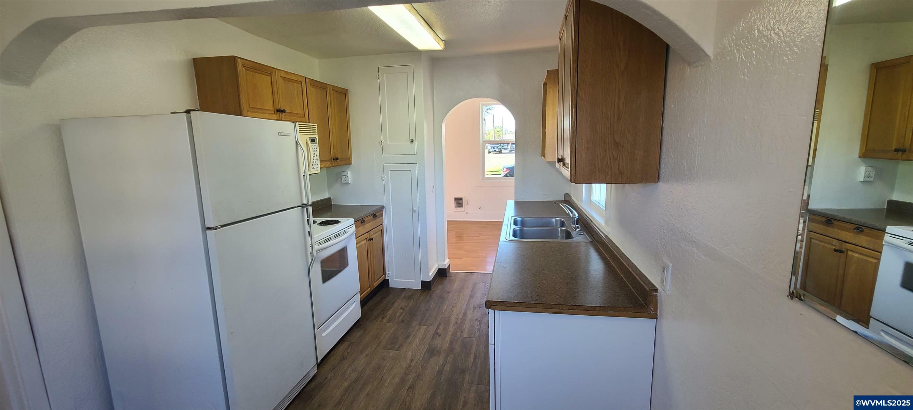 Property Photo: 323 Academy St NE OR 97301