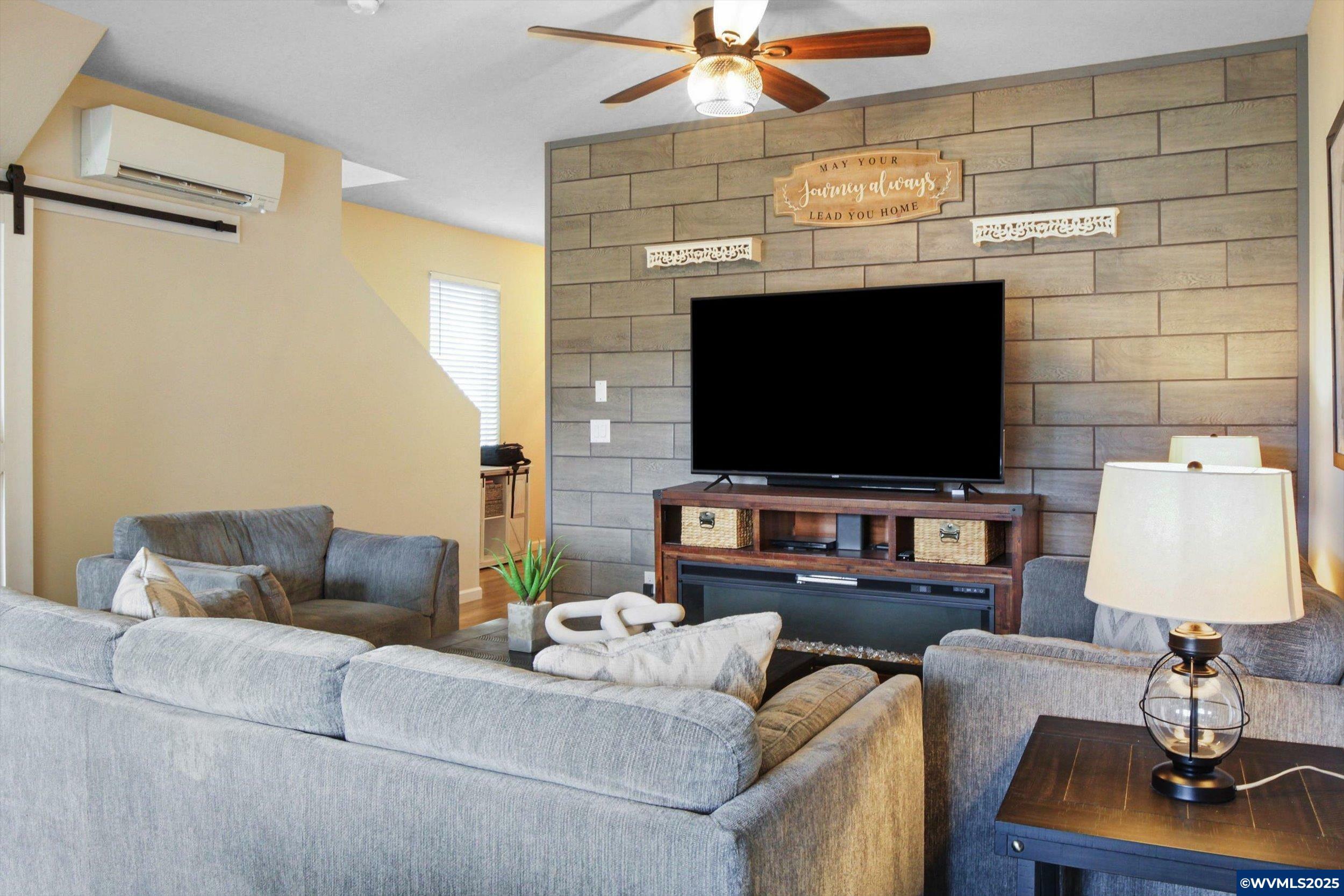 Property Photo: 5768 Joynak St S OR 97306