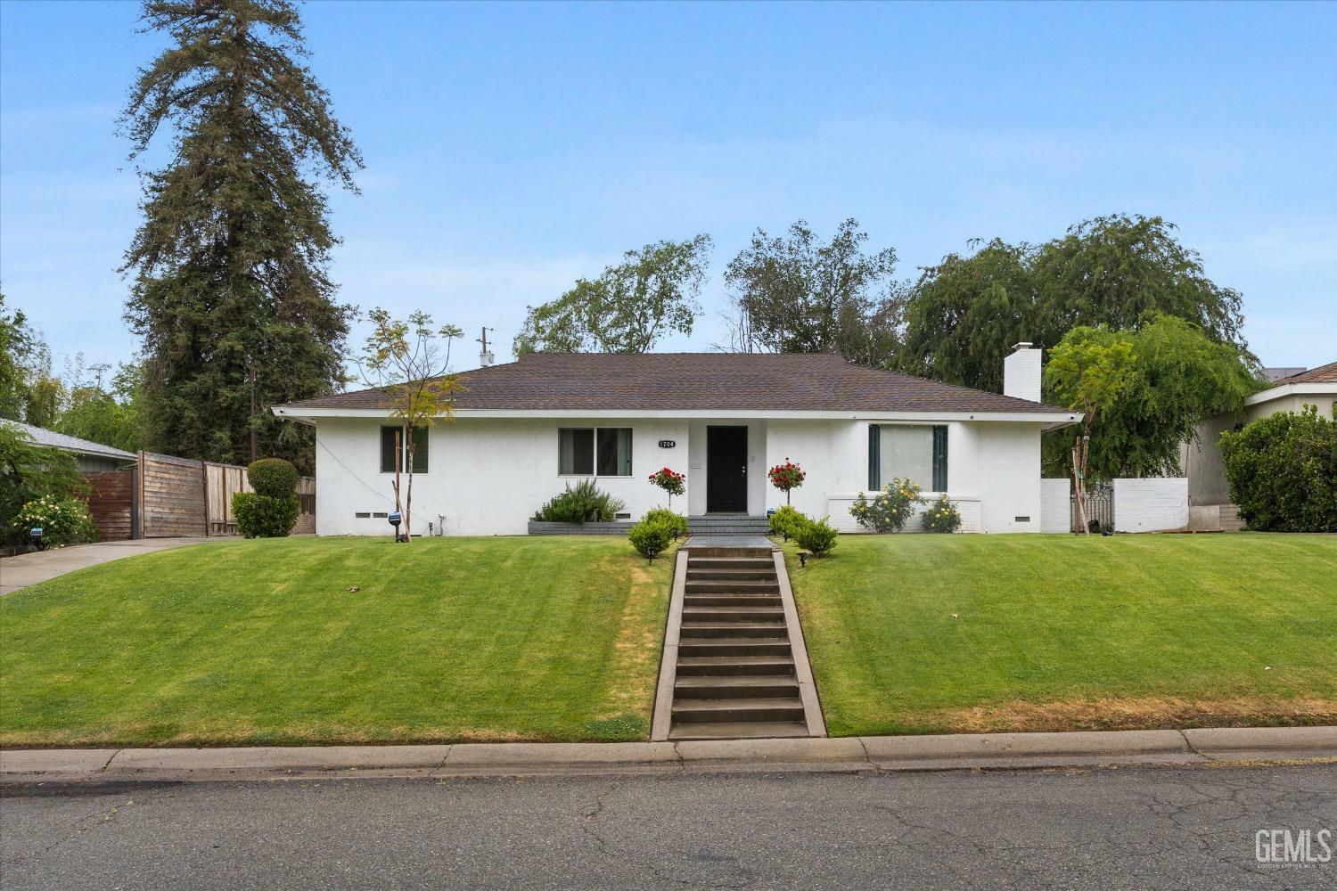 Property Photo: 1704 Camino Primavera CA 93306