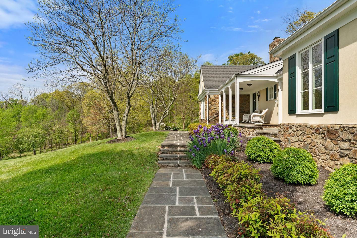 Property Photo: 8300 Falcon Glen Road VA 20186