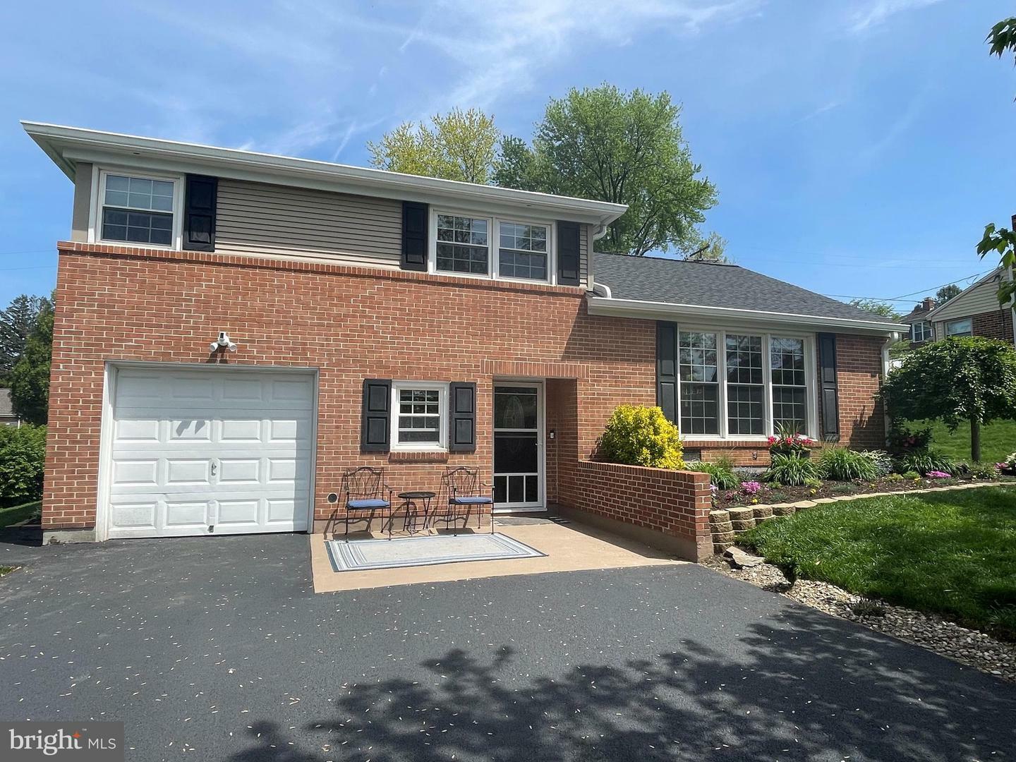 Property Photo: 1061 Sundale Drive PA 17402
