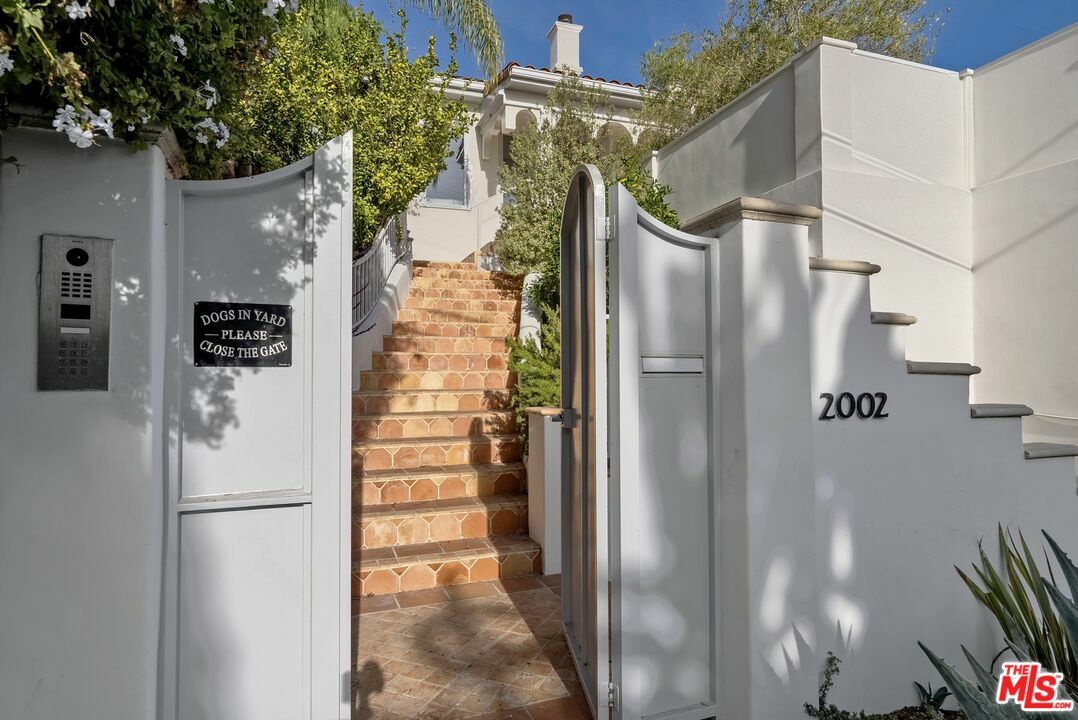 Property Photo: 2002 Hillcrest Rd CA 90068