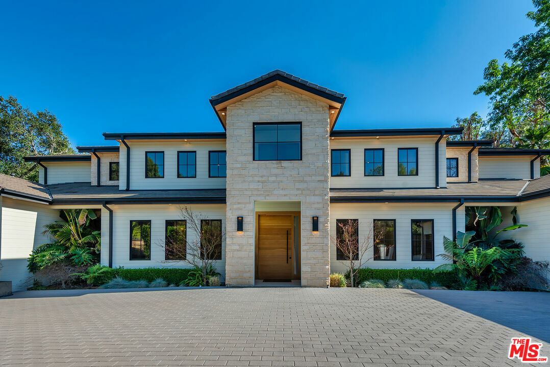 Property Photo: 16144 High Valley Pl CA 91436