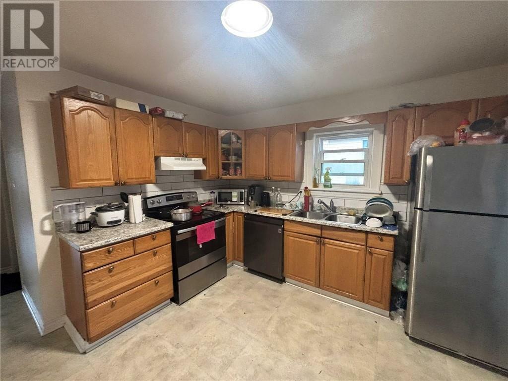 Photo de la propriété: 27 Whittaker Street ON P3C 3W8