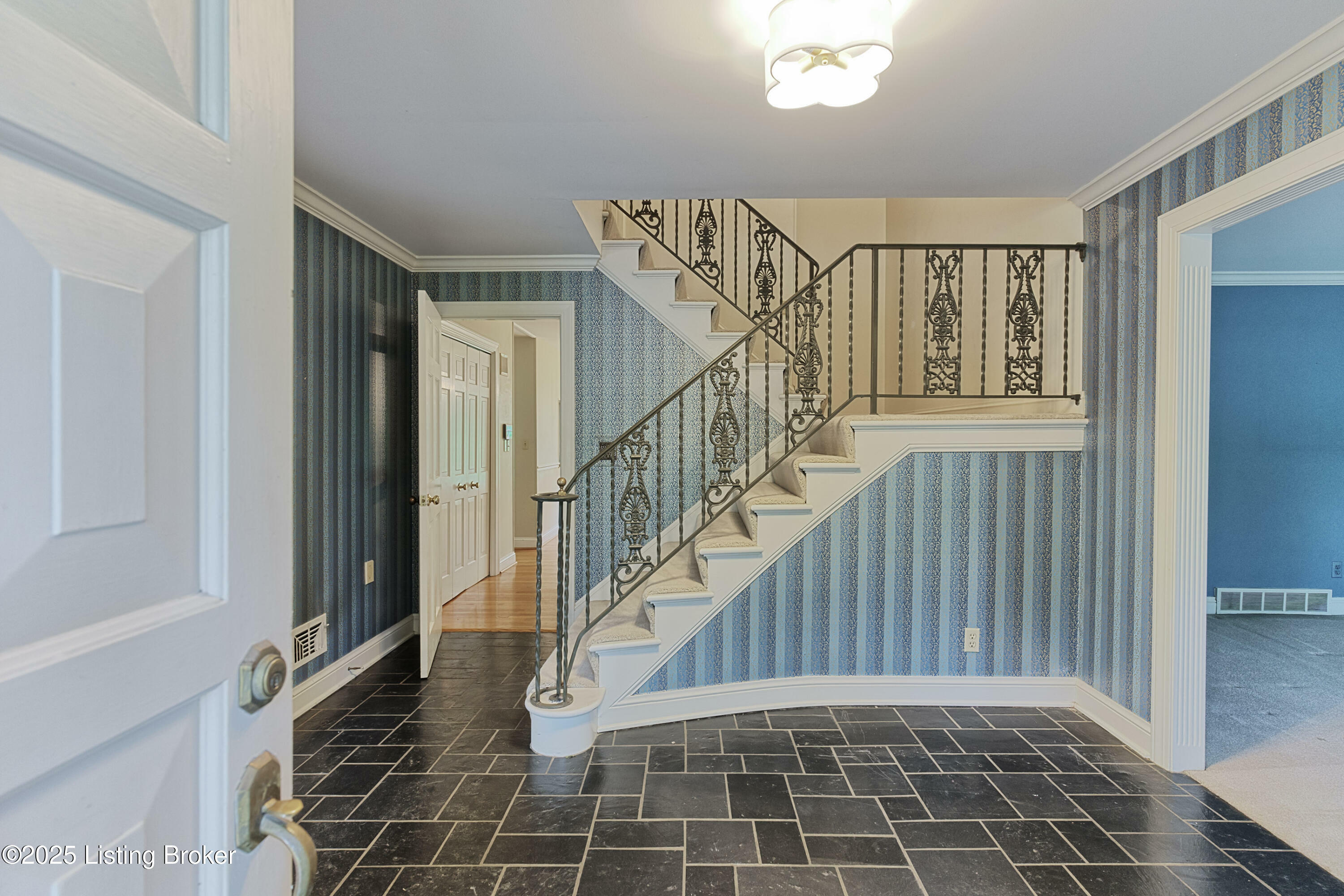 Property Photo: 4102 Elmwood Ave KY 40207