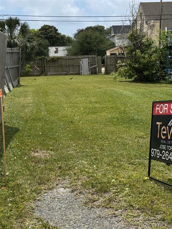 3013 Avenue M 1/2  Galveston TX 77550 photo