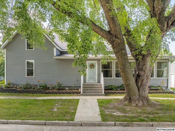 Property Photo:  400 N 5th St  IA 50428 