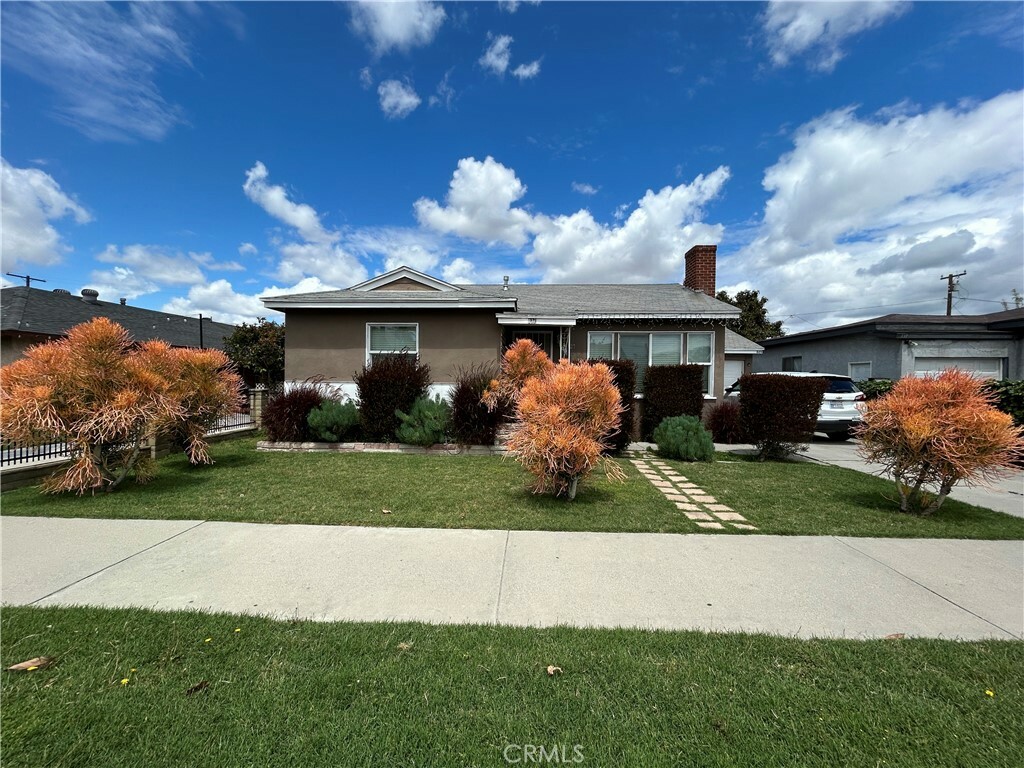 Property Photo: 325 E 59th CA 90805