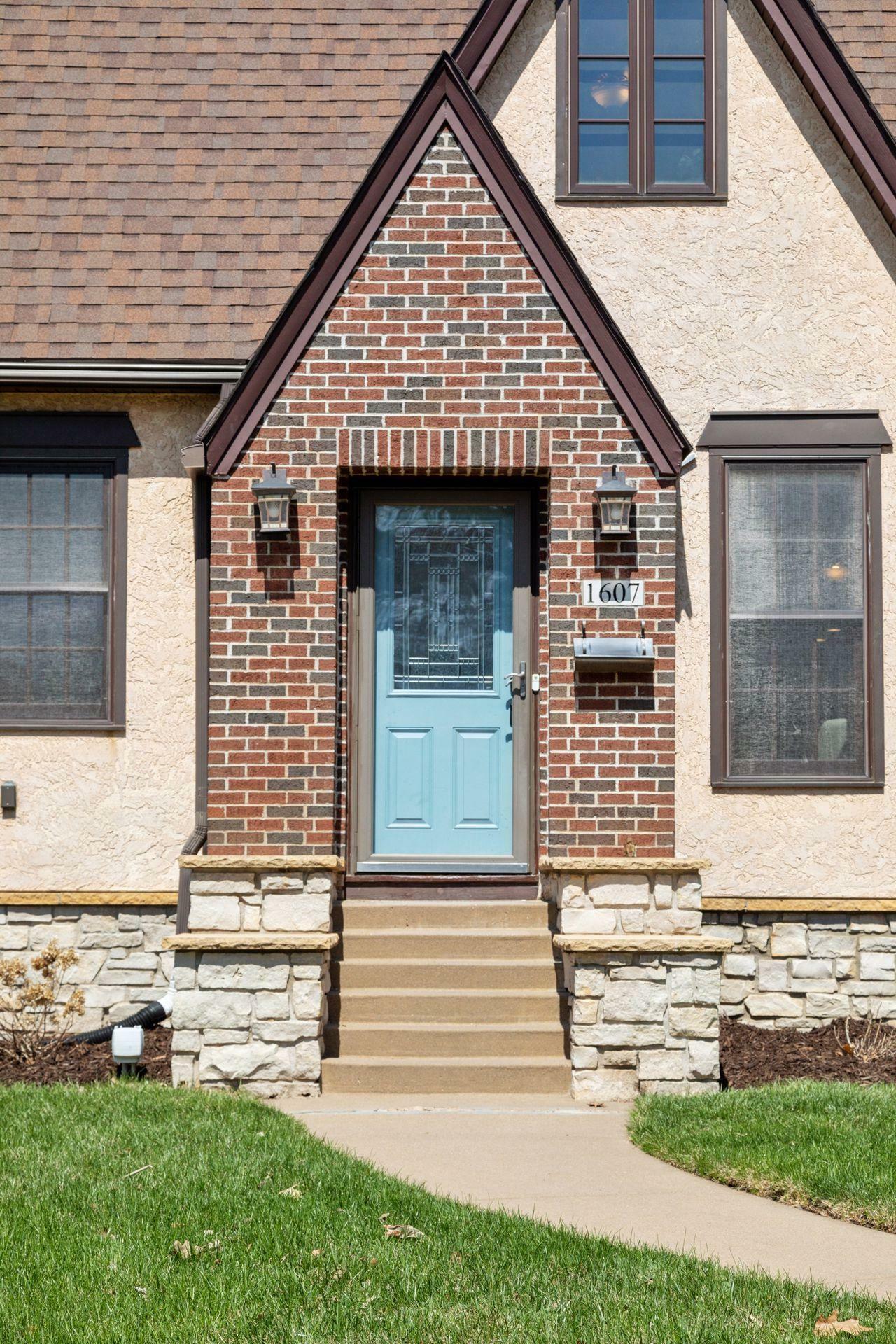 Property Photo: 1607 Pinehurst Avenue MN 55116