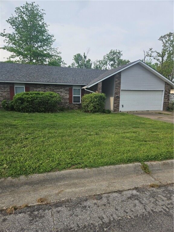 Property Photo:  2705 W Magnolia Street  AR 72758 