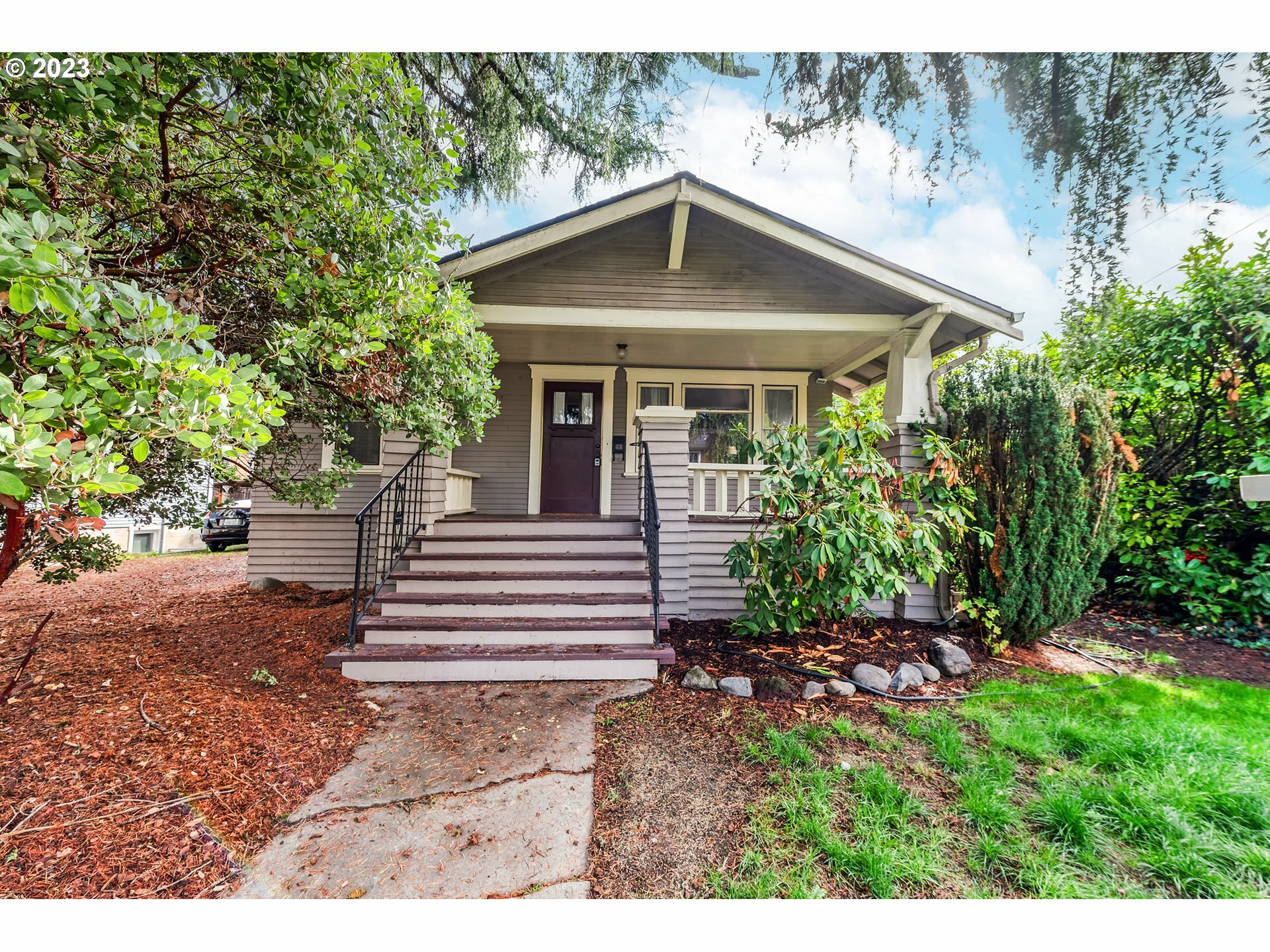 Property Photo:  211 NW 16th St  OR 97330 
