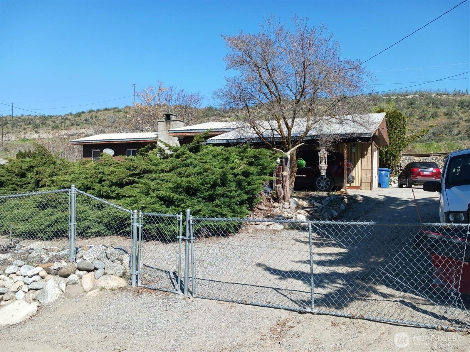 Property Photo: 924 E Chelan Avenue WA 98816