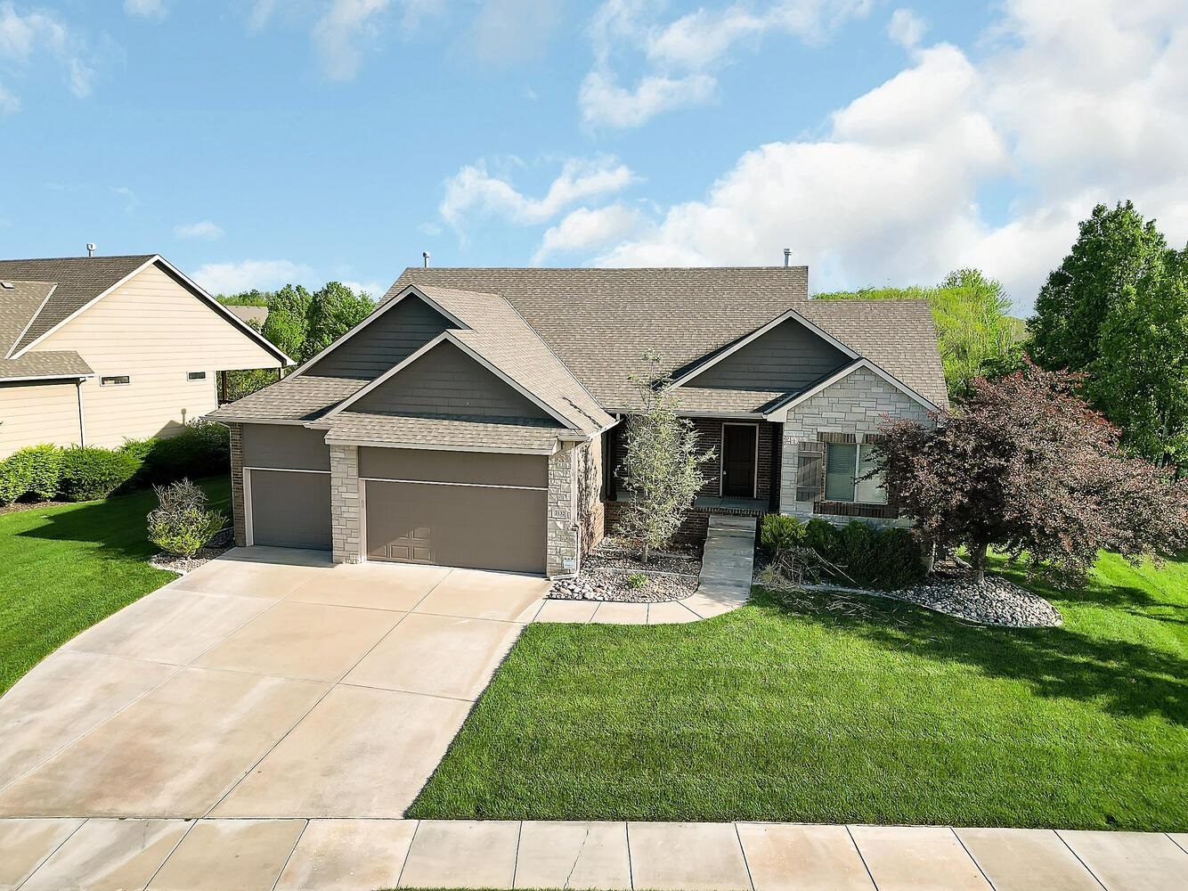 Property Photo: 2132 N Stonegate Circle KS 67002