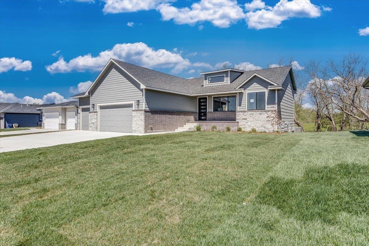 Property Photo: 3323 S Linden Ct KS 67210